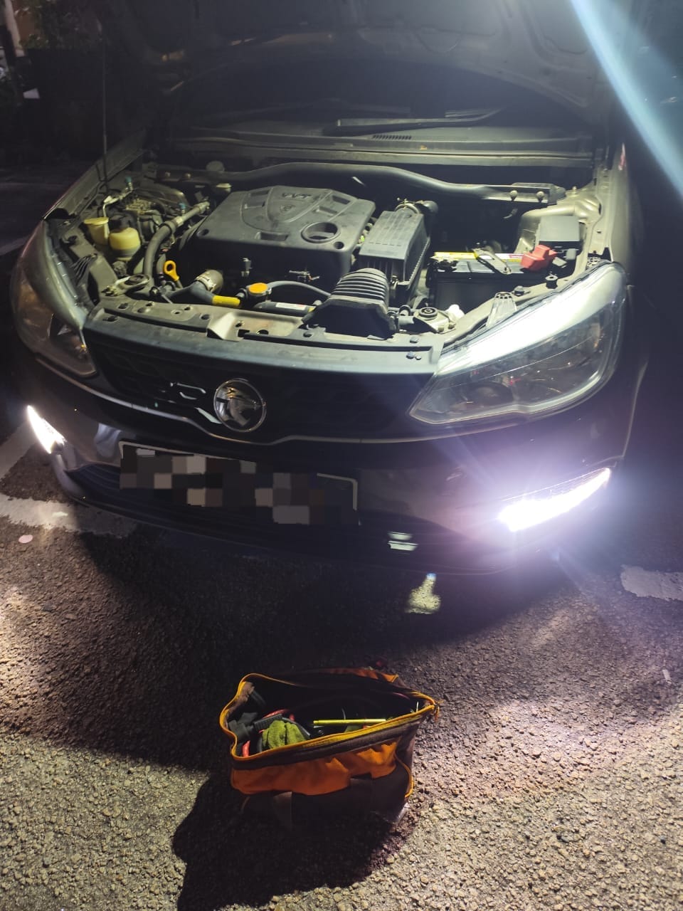 Servis bateri kereta di lokasi pelanggan
