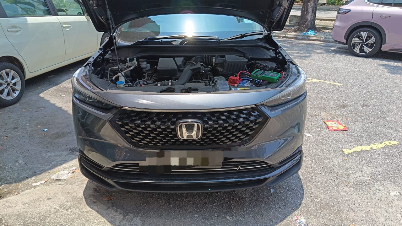 Servis bateri kereta di lokasi pelanggan
