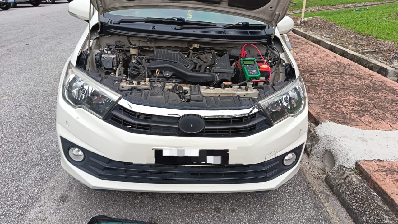 Servis bateri kereta di lokasi pelanggan