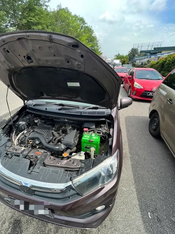 Servis bateri kereta di lokasi pelanggan