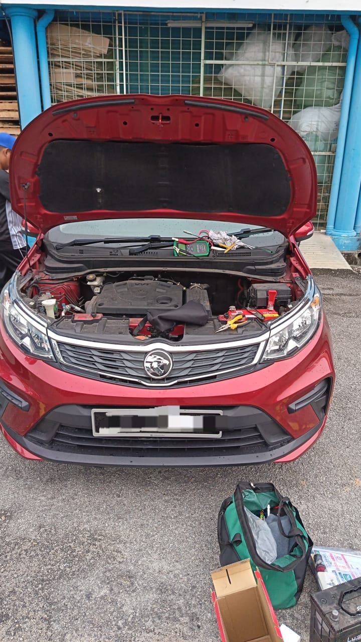 Servis bateri kereta di lokasi pelanggan