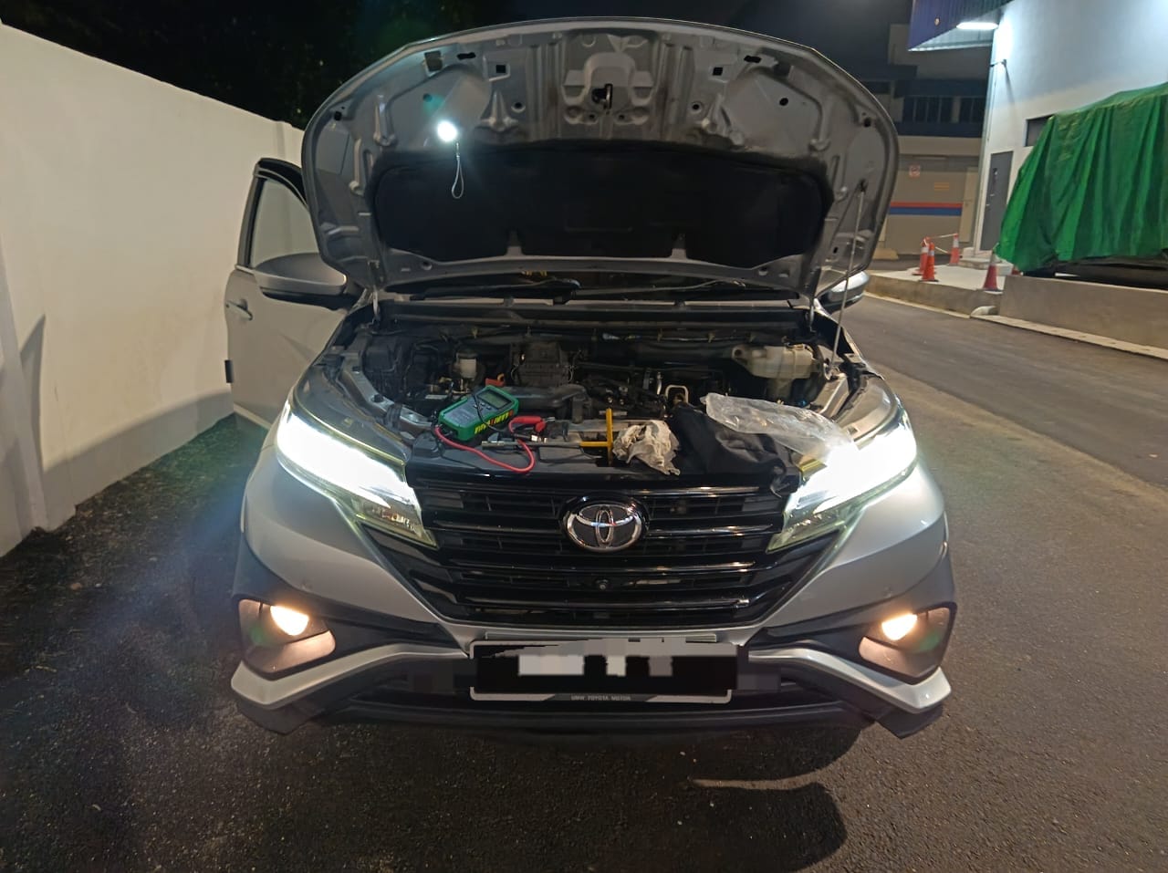 Servis bateri kereta di lokasi pelanggan